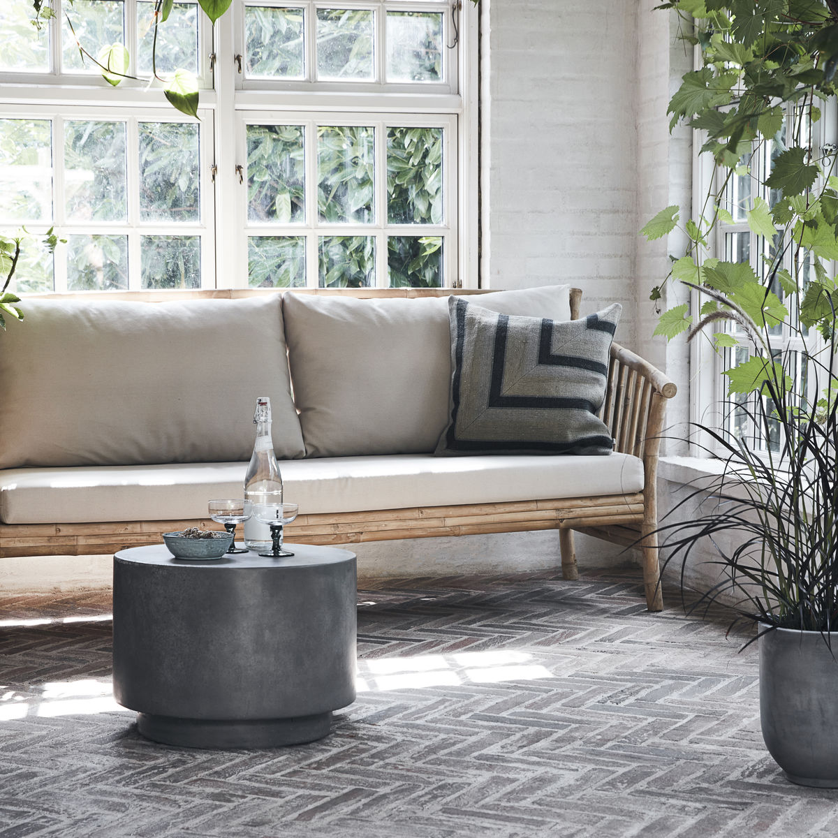 Sedeo dīvāns ar spilveniem